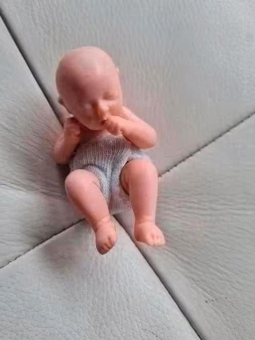 Poppenhuis miniatuur baby met opgetrokken beentjes duimend, Verzamelen, Ophalen of Verzenden, Nieuw, Poppenhuis