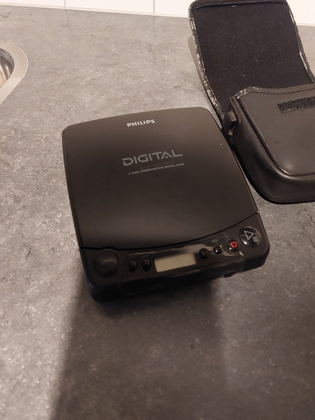 Philips CD Walkman (Discman) met hoes - Defect, Ophalen of Verzenden, Walkman
