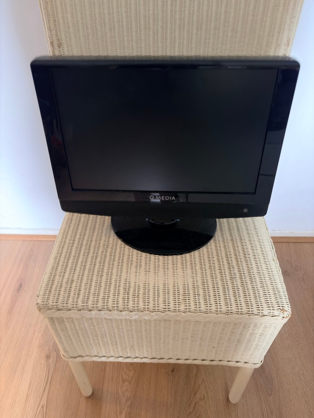 Q.MEDIA Q15A2D 15" LCD TV/Monitor - HDMI, VGA, SCART, Ophalen of Verzenden, Gebruikt