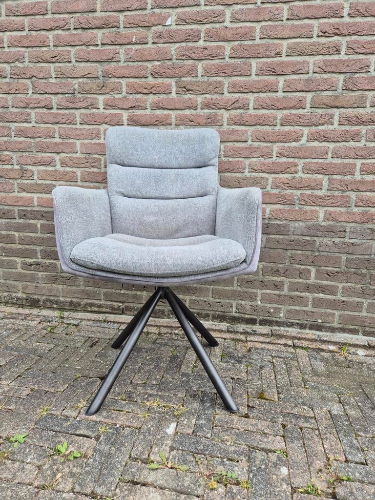 Grijze draaibare stoel, Ophalen