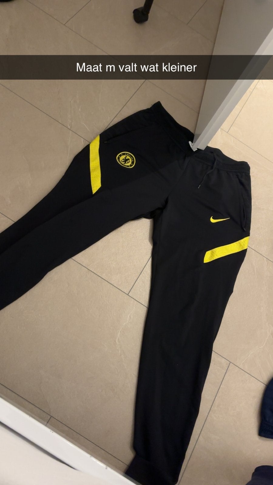 Nike trainingsbroek zwart met geel, maat M (valt kleiner), Ophalen, Gedragen, Zwart