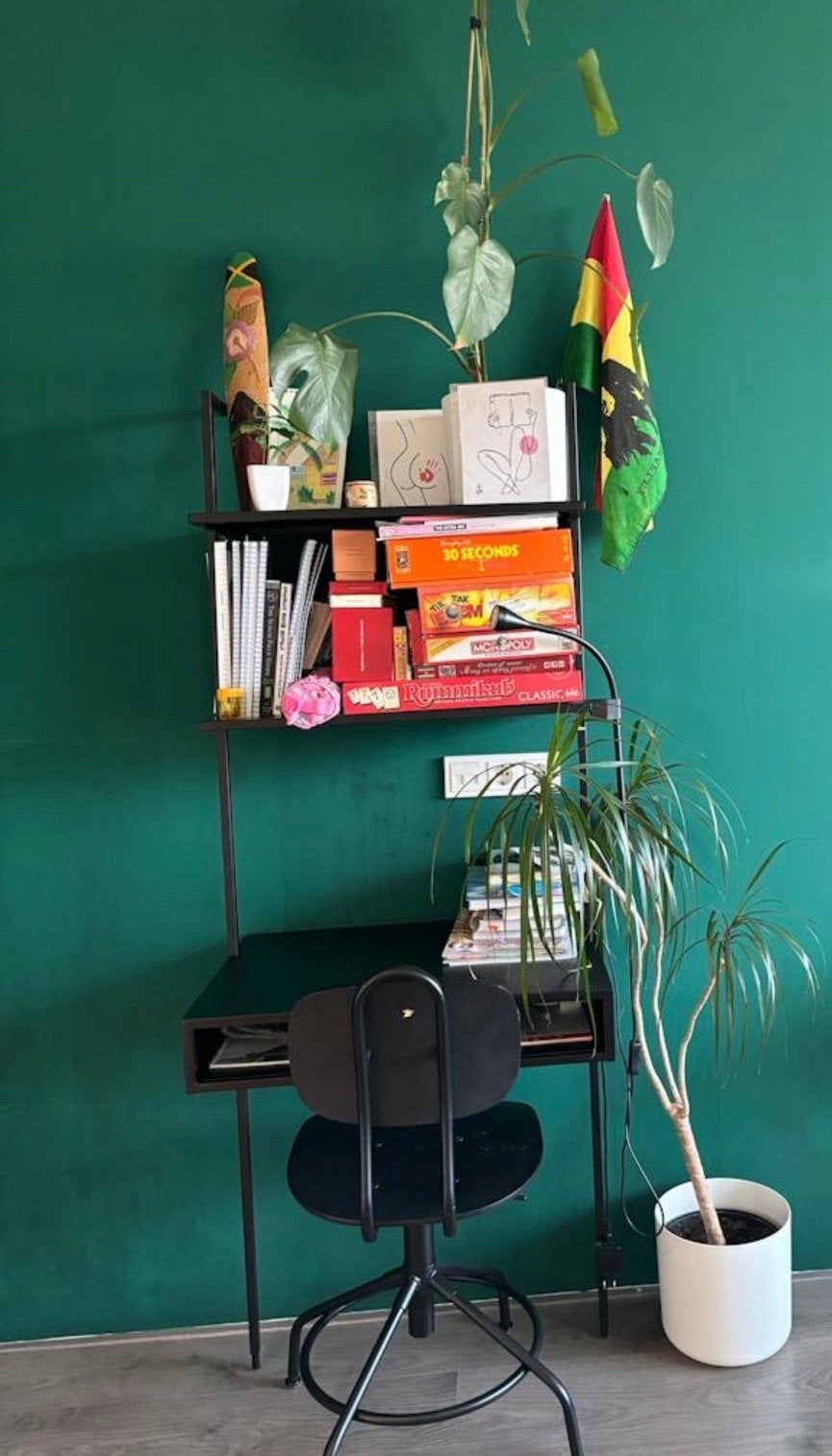 Foto 3 van Bureau met plankjes te koop!