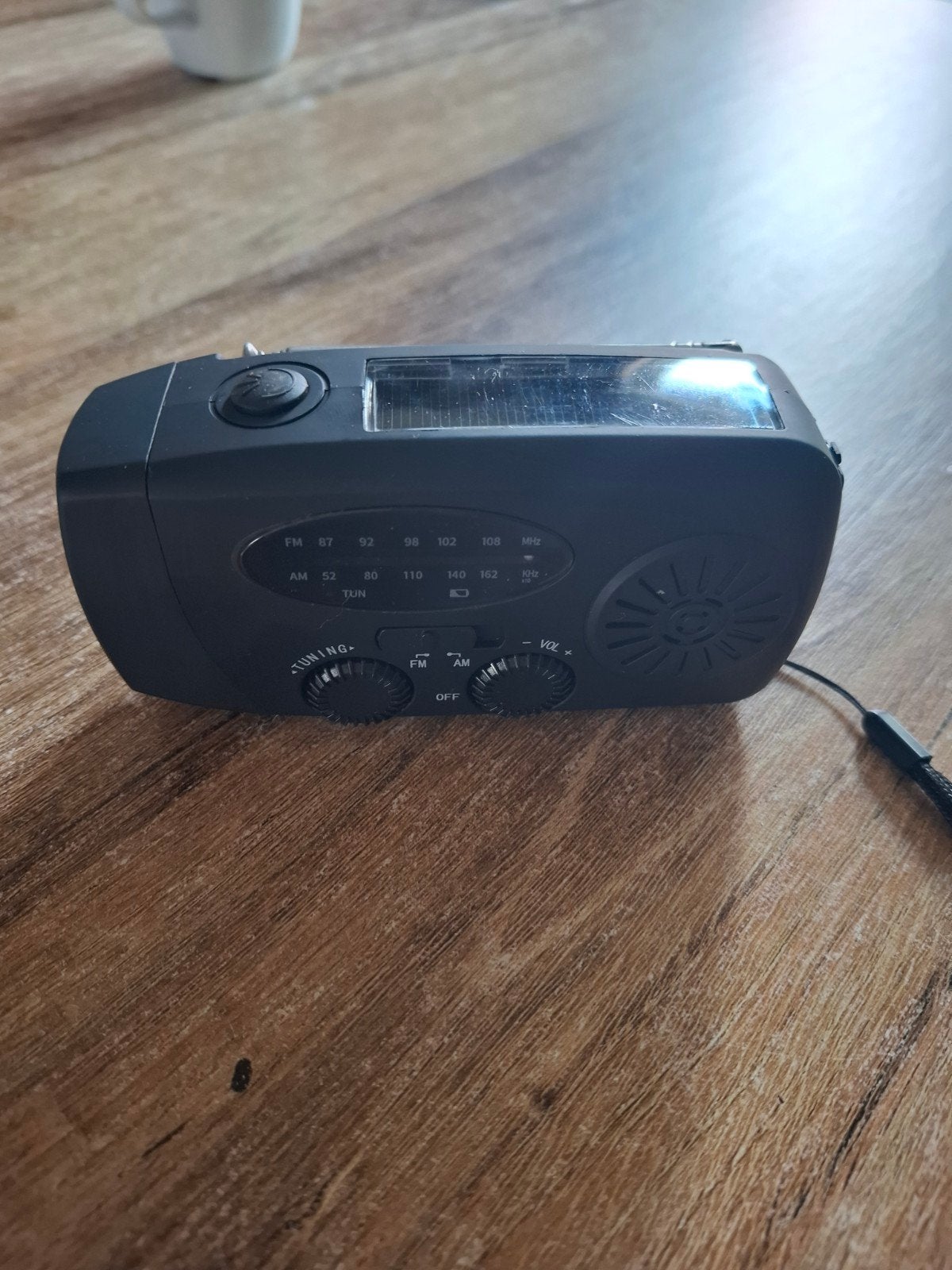 Nieuwe Draagbare Radio met Zaklamp en Zonnepaneel, Ophalen of Verzenden, Nieuw, Radio