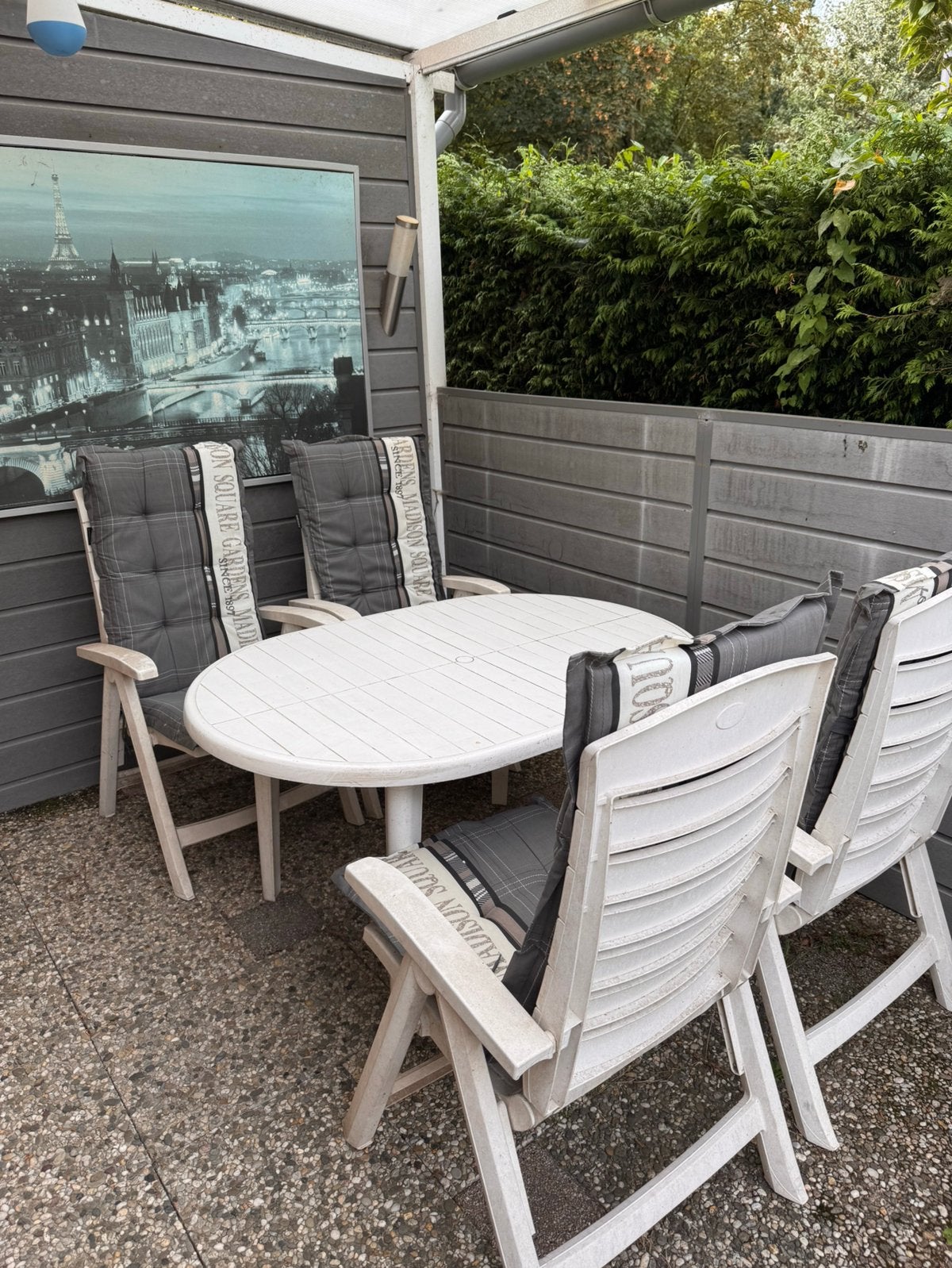 Witte tuinset – ovalen tafel met 4 stoelen (incl kussens), Ophalen, Zo goed als nieuw, Kunststof, Stapelbaar