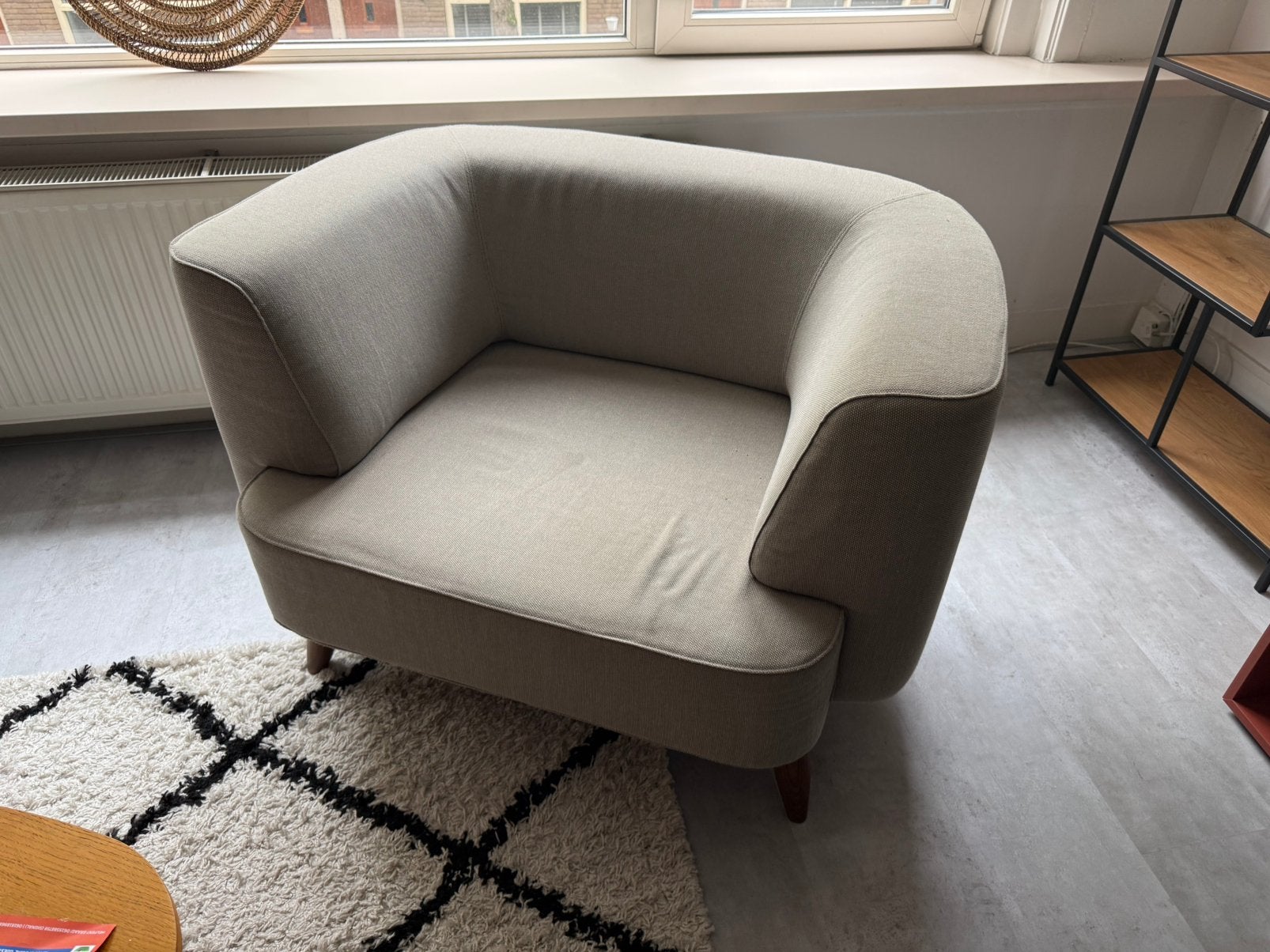 Ruime fauteuil / loungestoel – beige stof met houten poten, Ophalen, Gebruikt, 75 tot 100 cm, Stof
