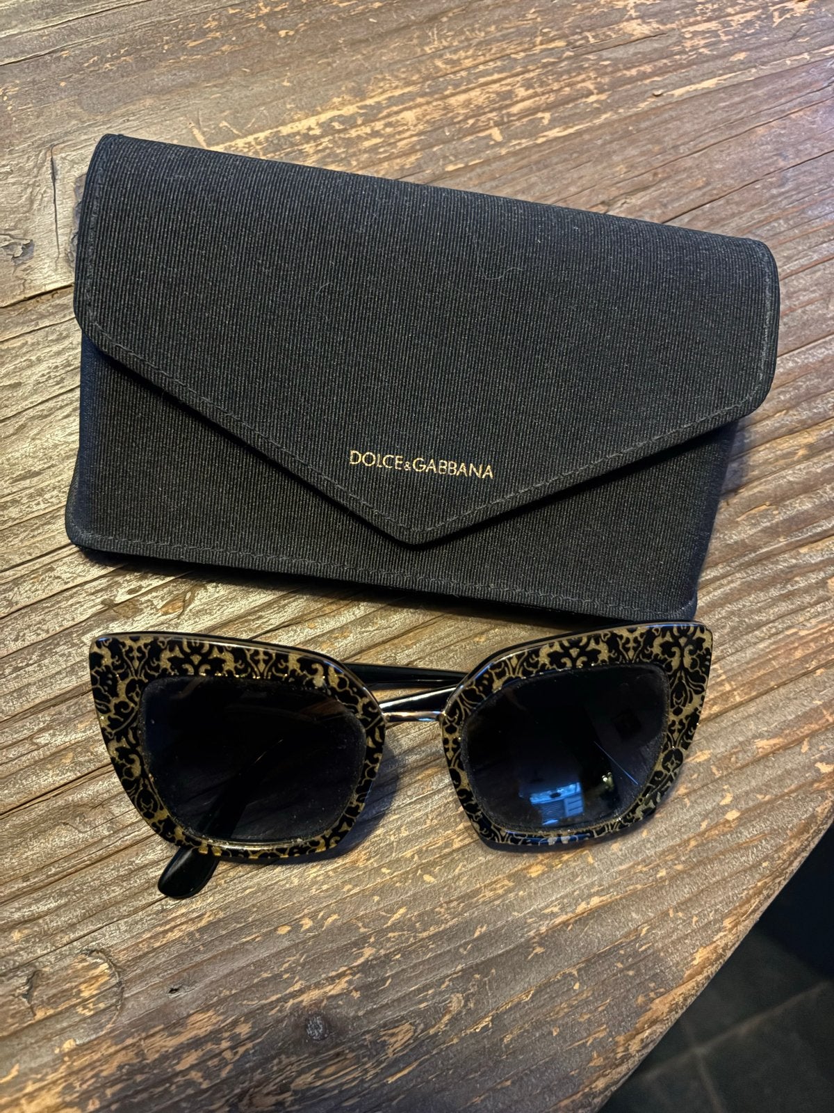 Dolce & Gabbana Zonnebril met Patroon en Hoesje, Gebruikt, Zonnebril, Zwart, Ophalen of Verzenden