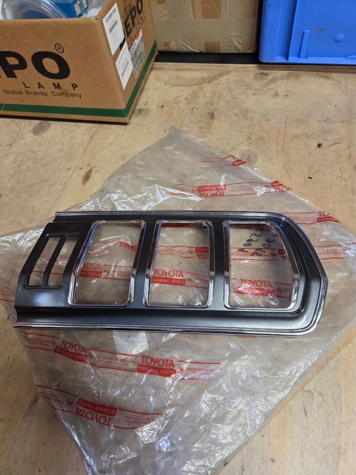 Toyota Celica TA 22-TA 23-TA 28 lamp frame., Ophalen of Verzenden, Nieuw, Toyota