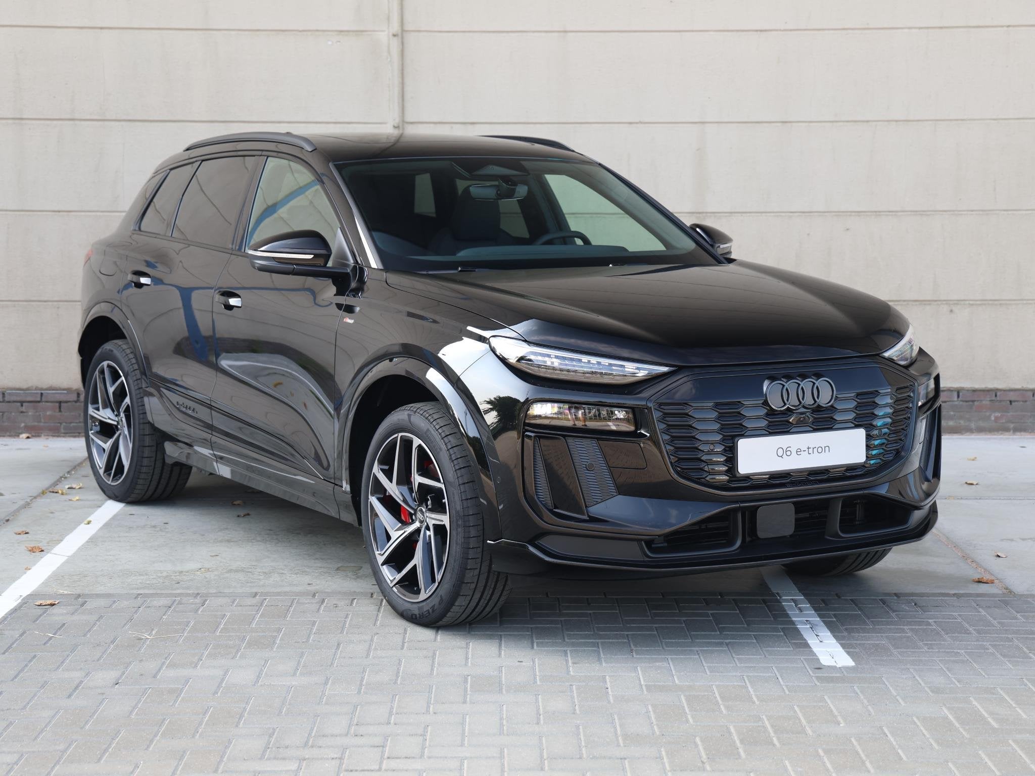 Audi Q6 e-tron S edition 83Kwh 252 PK | Luchtvering | B&O |, Achterwielaandrijving, Zwart, 252 pk, Leder
