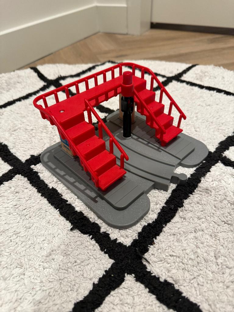 ZGAN  Brio houten trein Smart Tech station brug trap 33873, Ophalen of Verzenden, Zo goed als nieuw