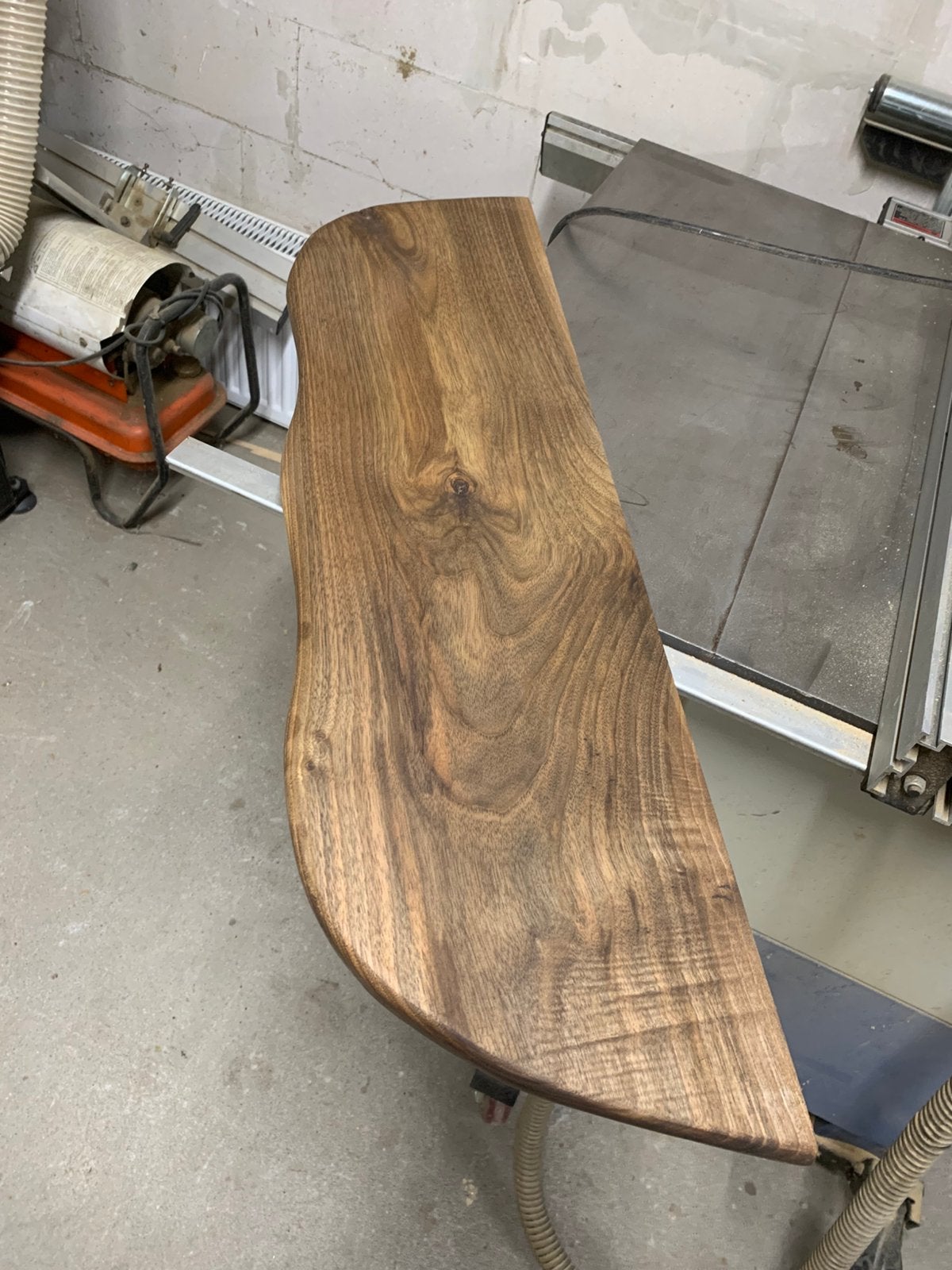 Massief walnoot houten wandplank te koop met ophanging, Ophalen of Verzenden, Zo goed als nieuw