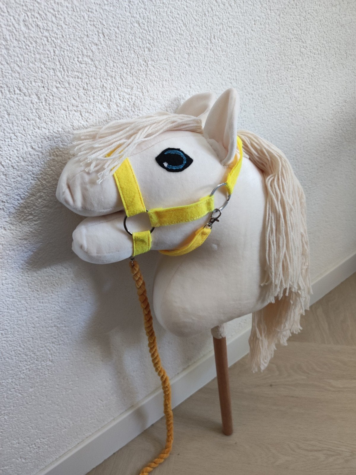 Hobbyhorse / Stokpaardje - Wit met geel halster, Ophalen of Verzenden, Nieuw, Jongen of Meisje
