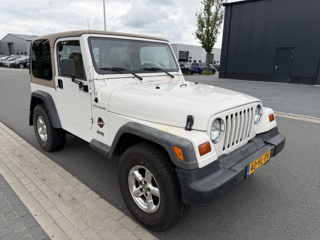 Jeep Wrangler 2.5i Softtop Sahara Cabrio 1999 Benzine 4X4, Stof, Cabriolet, 4 stoelen, Wit