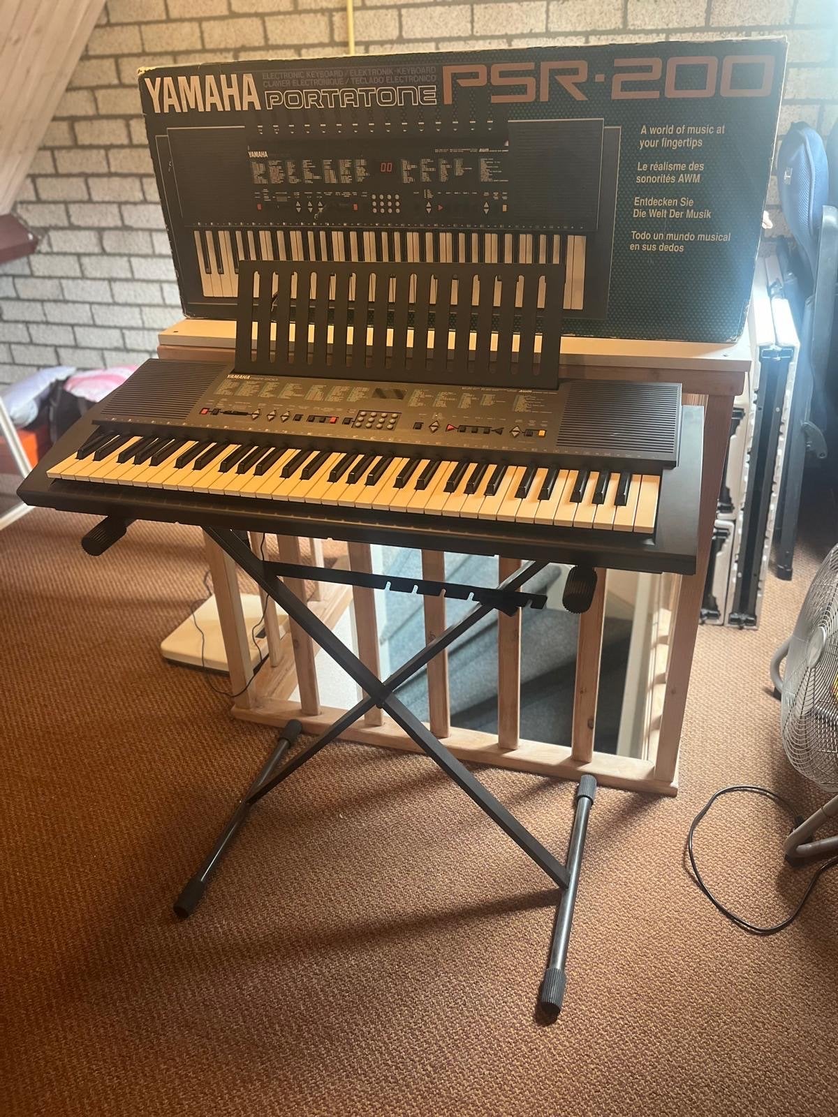 Yamaha Portatone PSR-200 Keyboard met standaard, Muziek en Instrumenten, Yamaha, Ophalen of Verzenden, Met standaard, 61 toetsen