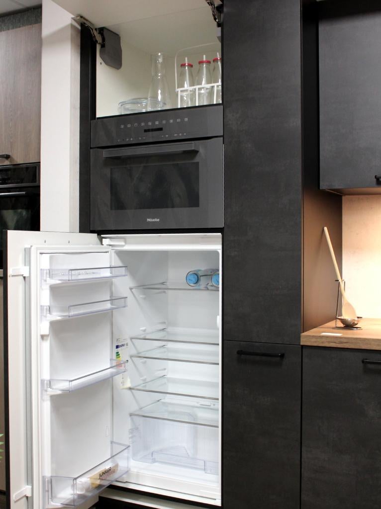 EC3- Hoekkeuken met betonlook fronten en Miele combi-oven, Ophalen, Hoekkeuken, Nobilia-Werke J. Stickling GmbH & Co. KG, Nieuw