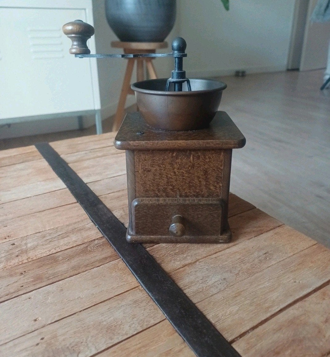 Antieke koffiemolen, Ophalen