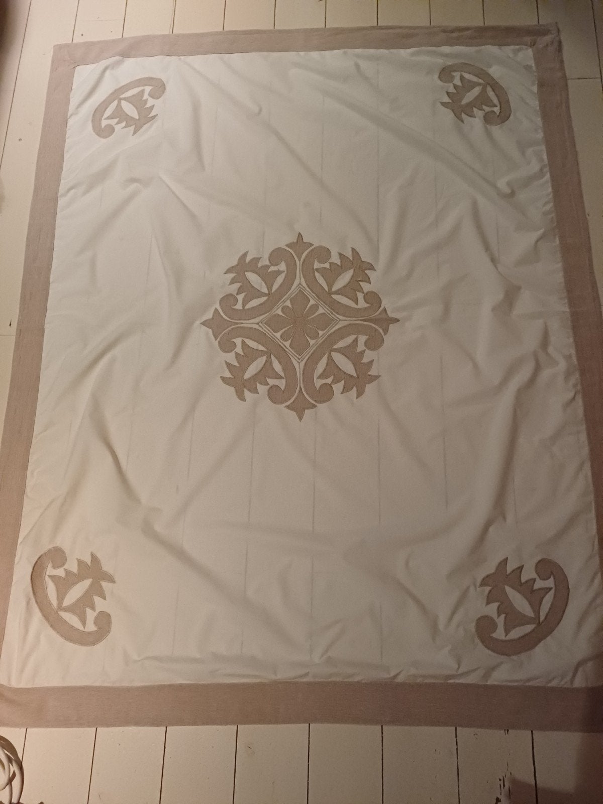 Elegant beige tafelkleed met geborduurde patronen, Vierkant, Ophalen of Verzenden, Zo goed als nieuw, Katoen