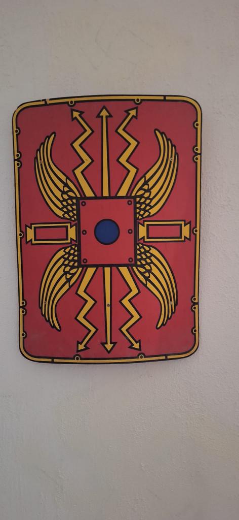 Houten Romeinse schild, Ophalen, Zo goed als nieuw