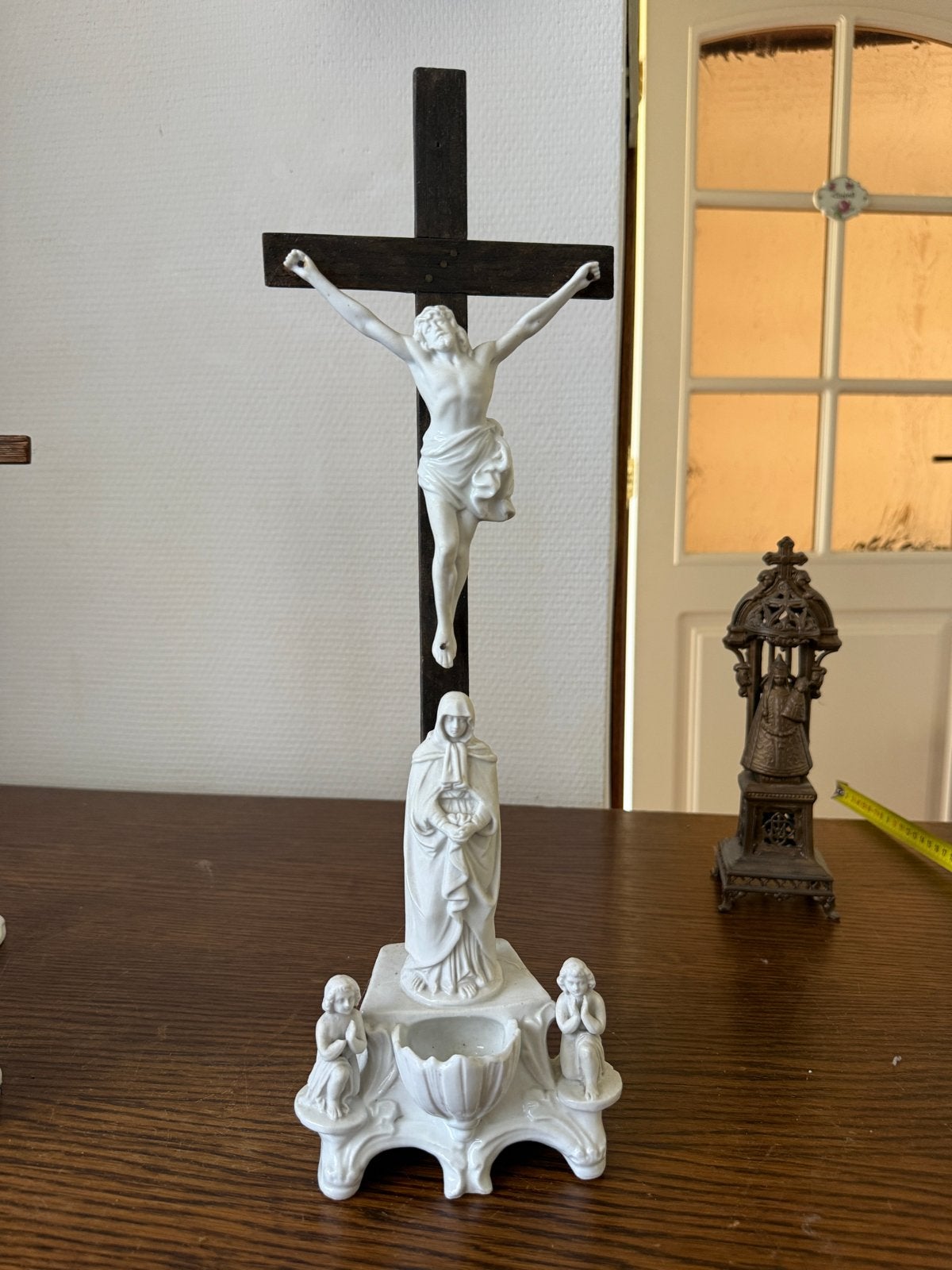 Antiek Kruisbeeld met Porseleinen Jezus en Weiwatervaatje, Antiek en Kunst, Antiek | Religie, Ophalen