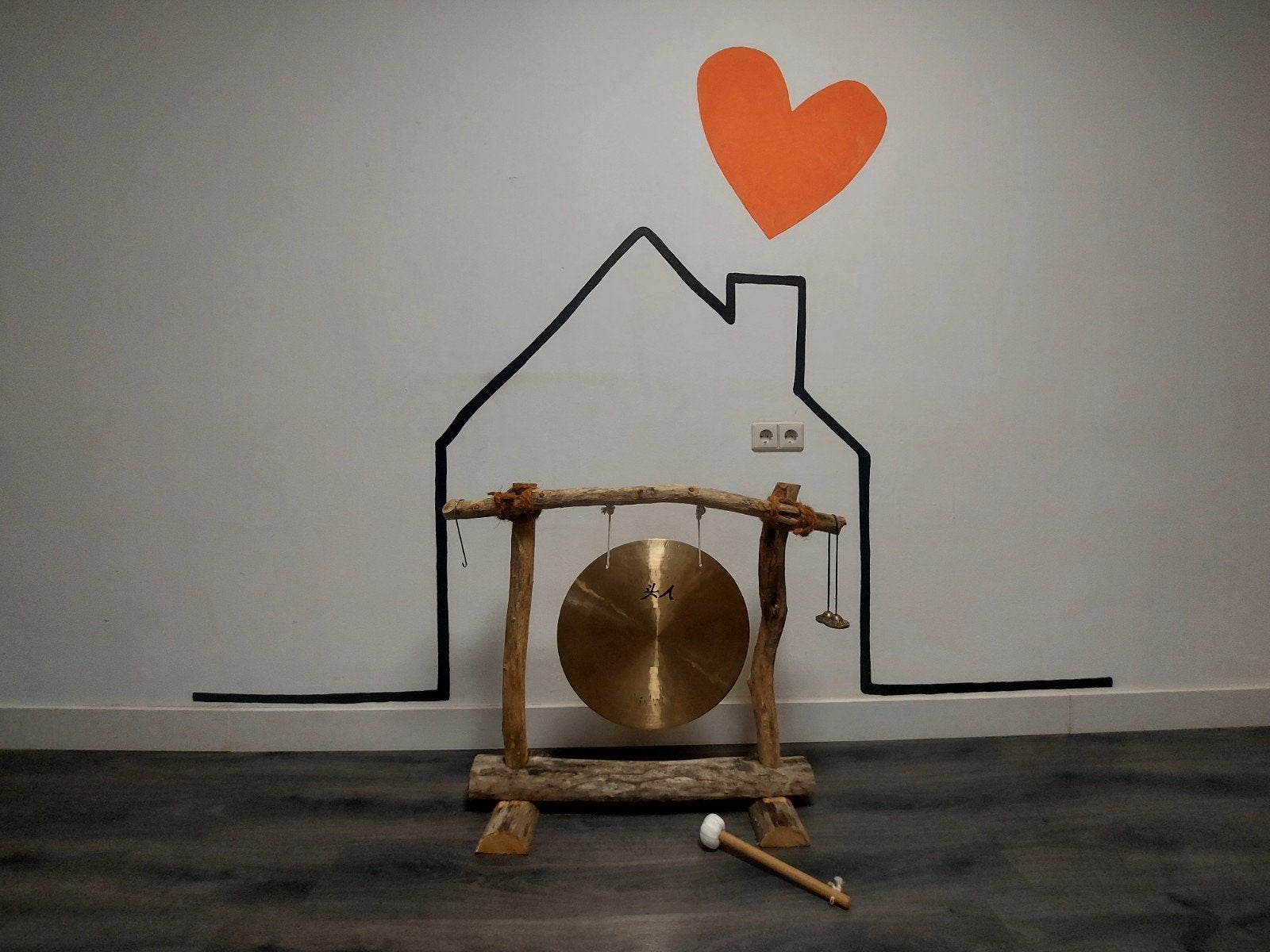 Gong met houten standaard en klopper, Ophalen, Gebruikt