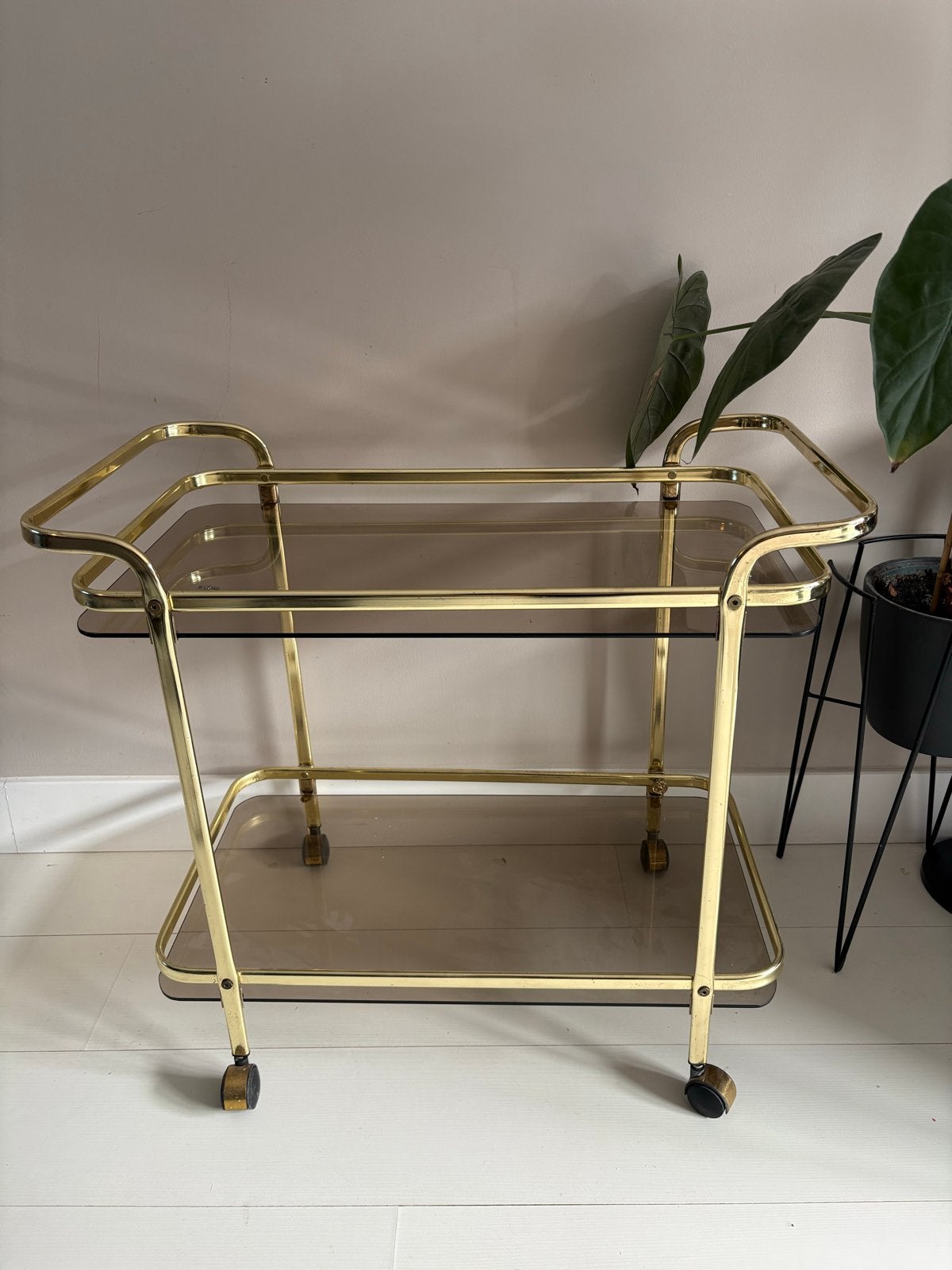 Vintage Hollywood Regency serveerwagen - messing en rookglas, Vintage, Gebruikt, Ophalen of Verzenden, Goud