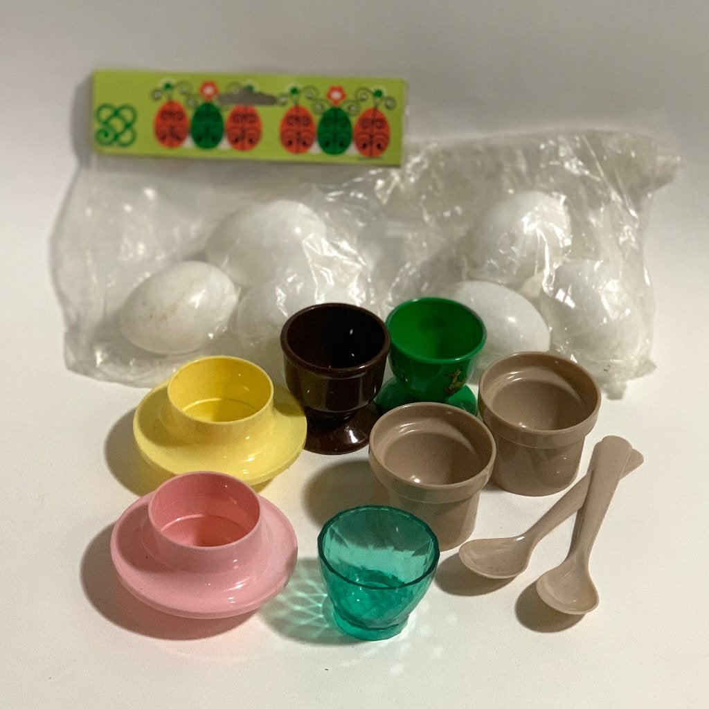 7 Eierdopjes kunststof en 6 plastic eieren