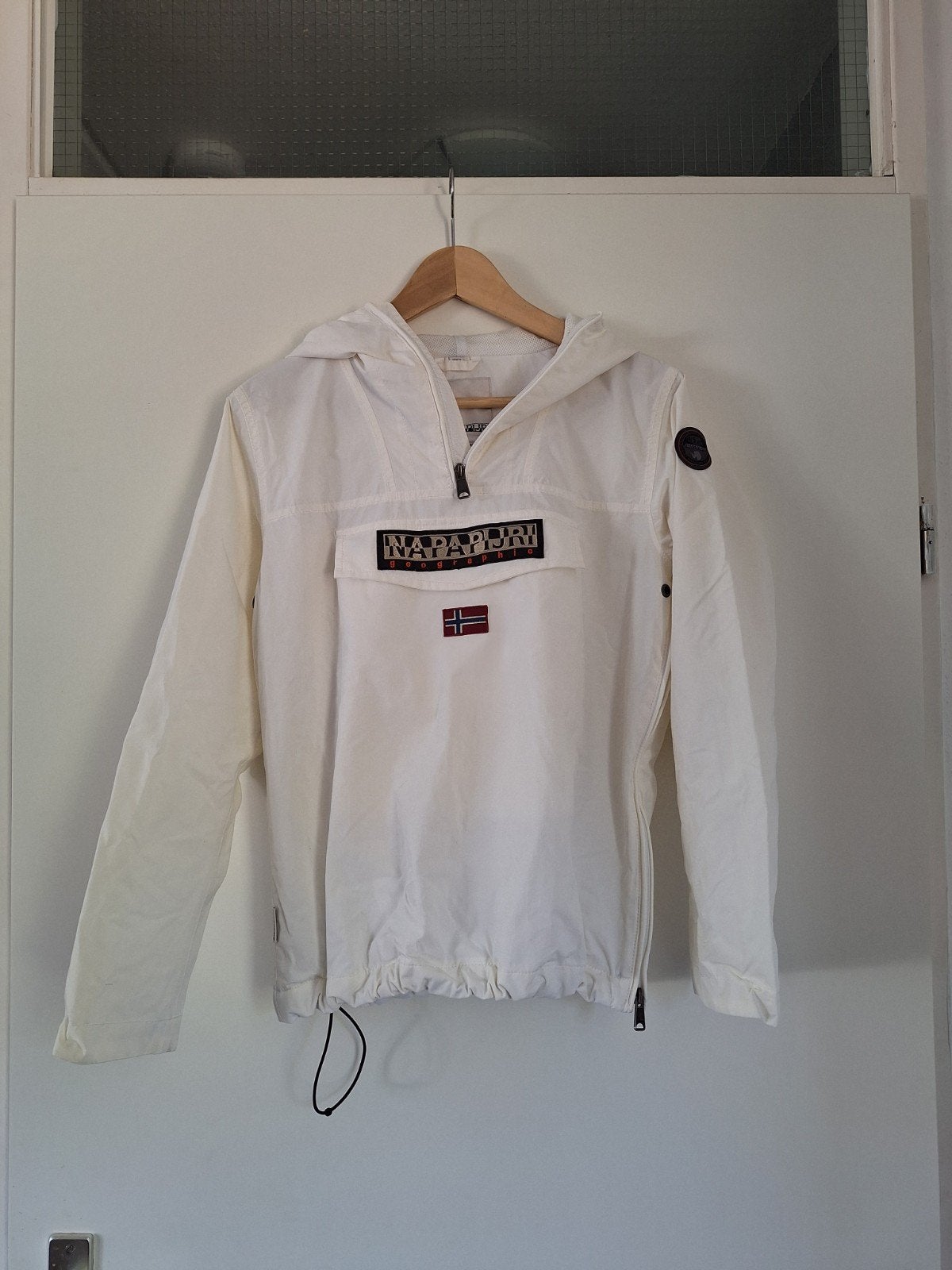 Mooie jas/windjack wit van Napapijri Geographic mt. XS €30,-, Wit, Ophalen of Verzenden, Zo goed als nieuw, Maat 34 (XS) of kleiner