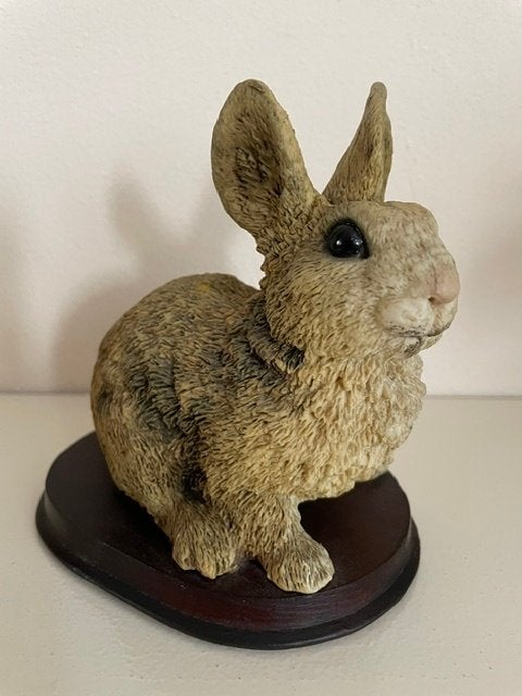 Konijnen Beeldje Konijn op Houten Voet, Als Nieuw, 12cm, Ophalen of Verzenden, Zo goed als nieuw, Dier