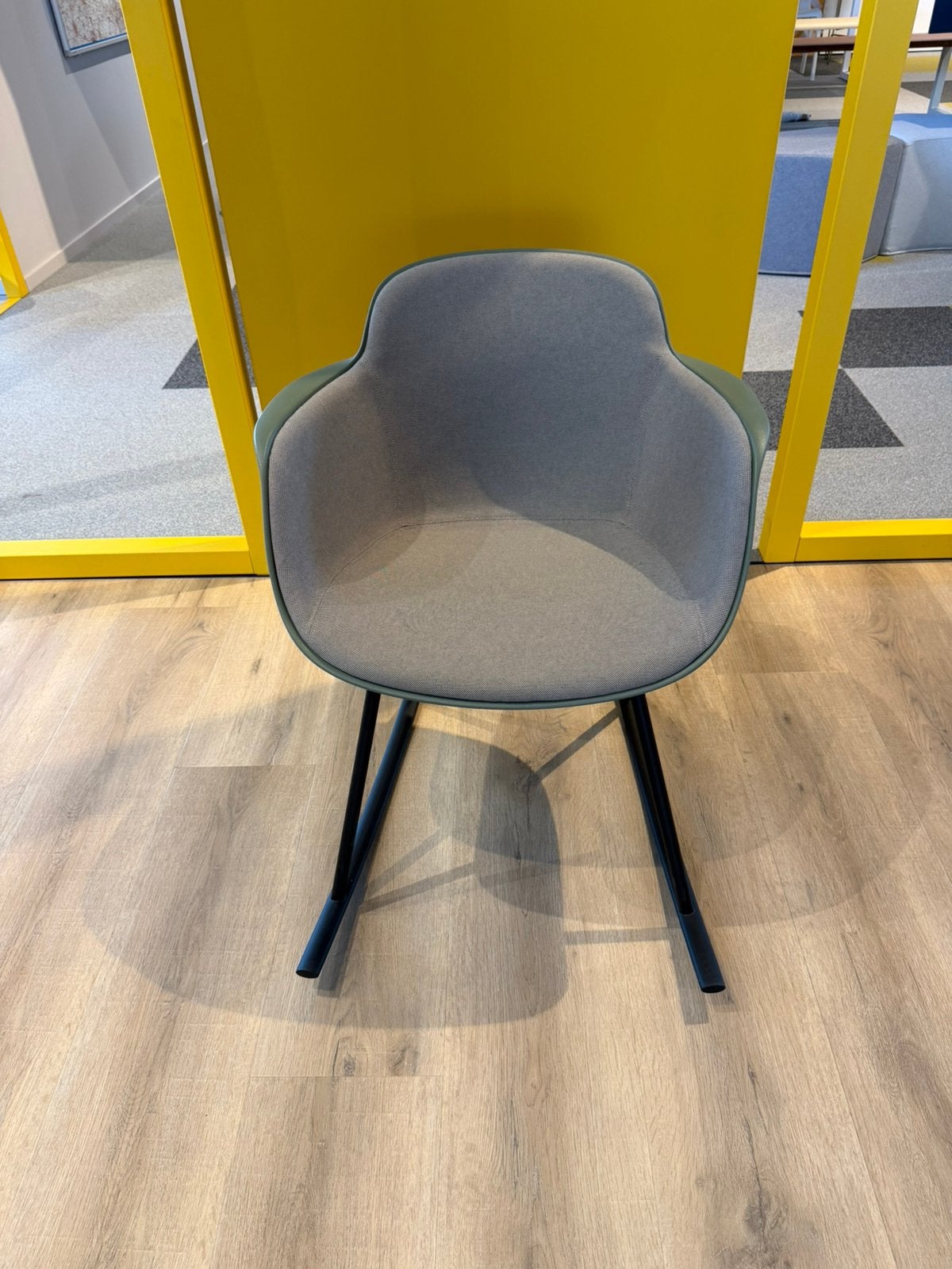 Infiniti Sicla schommelstoel. Stof Kvadrat, Huis en Inrichting, Stoelen, Ophalen, Wit, Zo goed als nieuw, Eén