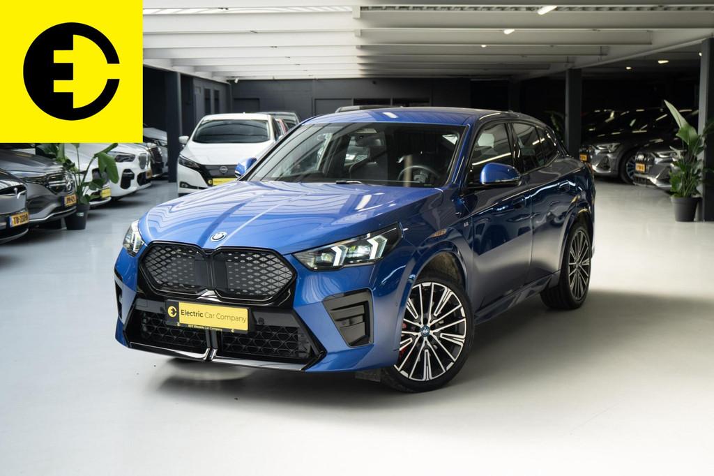 BMW iX2 eDrive20 65 kWh | 96,9% SOH | Alcantara stoelen | Ca, Auto's, BMW, Zwart, 204 pk, SUV of Terreinwagen, 1860 kg