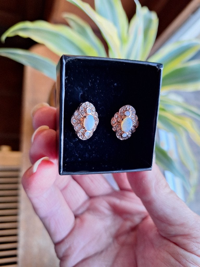 Zilveren oorbellen/stekers, verguld, met edelsteen opaal, Sieraden, Tassen en Uiterlijk, Nieuw, Ophalen of Verzenden, Met edelsteen