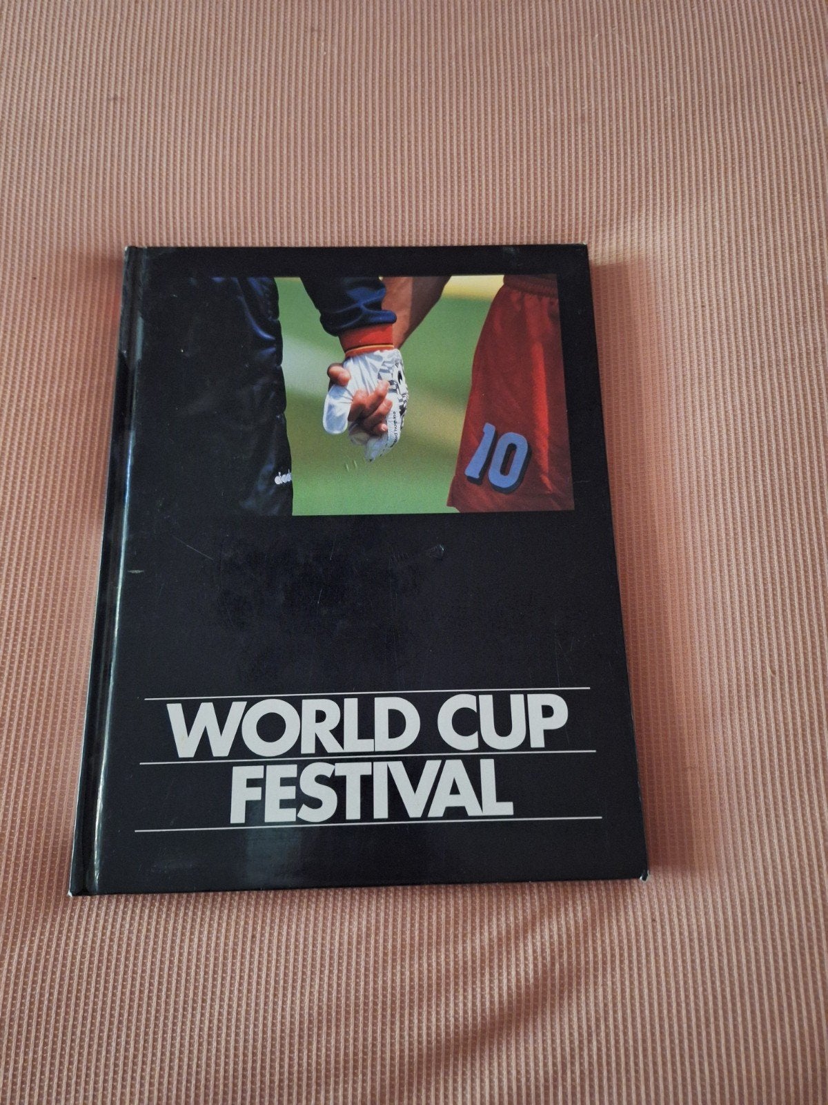 Voetbalboek: World Cup Festival.
Uit 1994 in 6 talen.

Zie m, Boeken, Ophalen of Verzenden