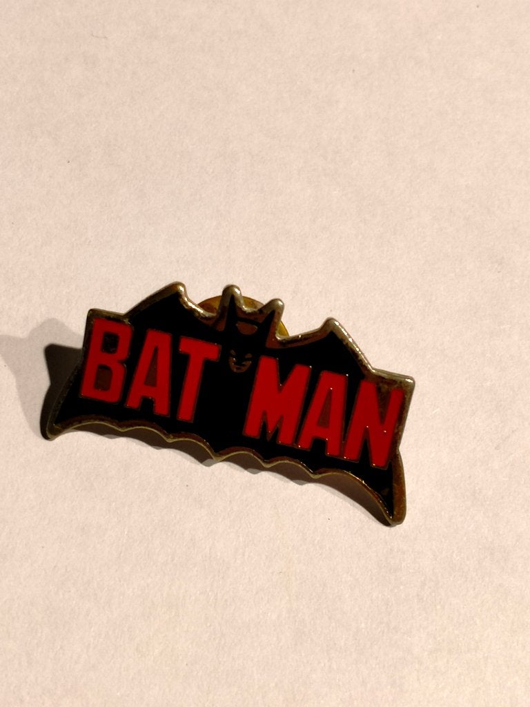 Batman batlogo vleermuis vintage film tv logo pin RARE, Verzamelen, Speldjes, Pins en Buttons, Verzenden, Gebruikt, Overige onderwerpen