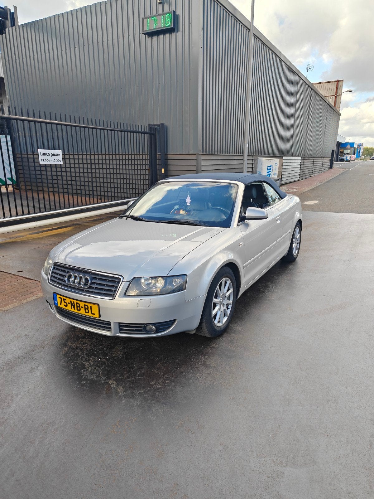 Audi A4 2.4 V6 125KW Cabrio AUT 2002 Grijs, Auto's, Zwart, Cabriolet, 4 stoelen, A4