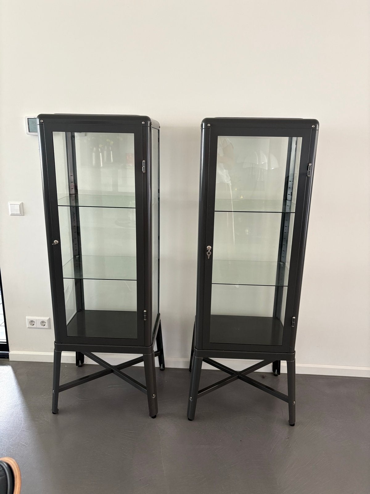 2x IKEA FABRIKÖR Vitrinekast Donkergrijs - Zo goed als nieuw, Ophalen, 50 tot 100 cm, Zo goed als nieuw, Metaal