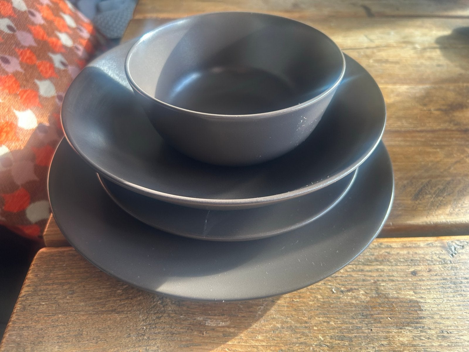 GEZOCHT IKEA Dinera Servies in donkerbruin, Gebruikt, IKEA, Ophalen of Verzenden, Aardewerk