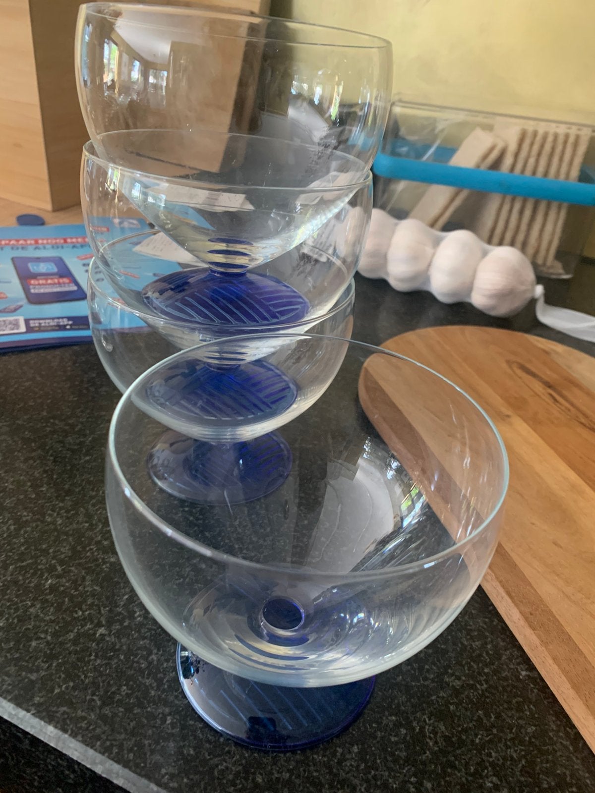 Te koop coupes glazen 4 stuks blauwe voet, Ophalen, Zo goed als nieuw