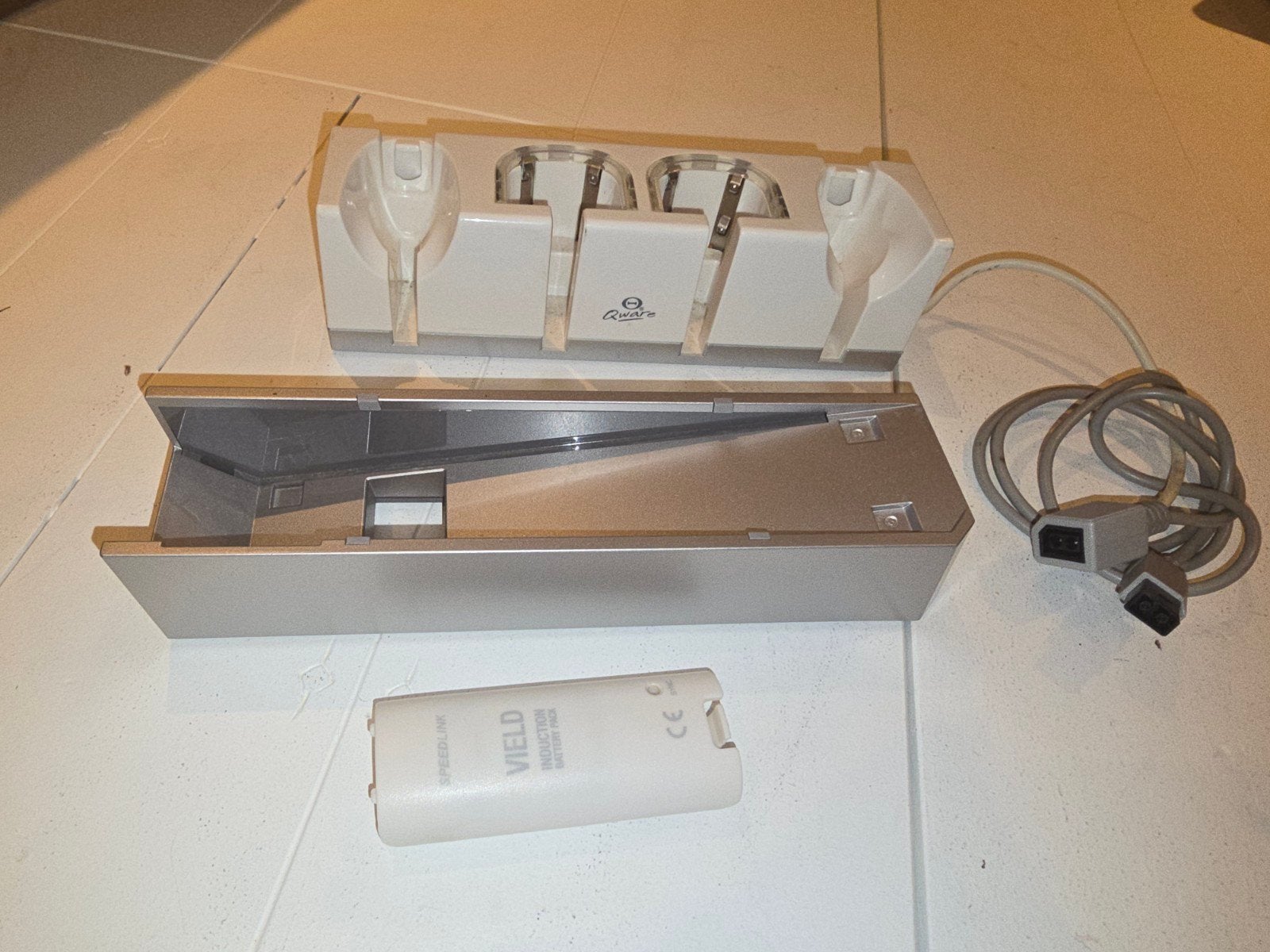 Wii accessoires: Oplader en standaard, Spelcomputers en Games, Ophalen of Verzenden, Gebruikt, Met 2 controllers