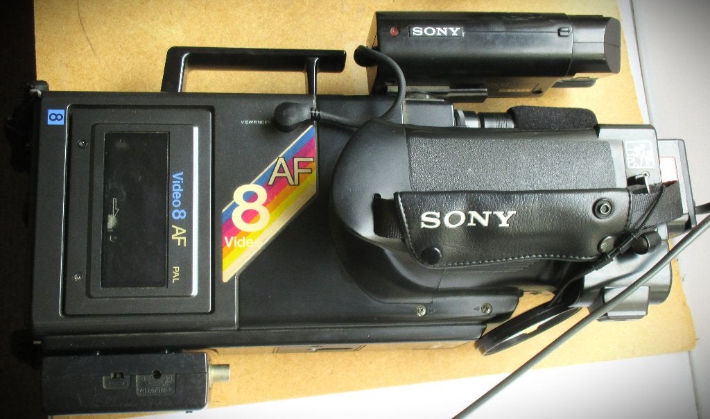Foto 2 van Sony Handycam CCD V8 AF~Incl.Aver Media Ezmaker en Koffer