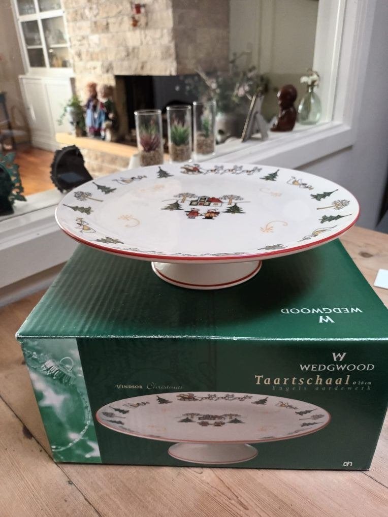 Kerst Taartschaal op voet  Wedgwood., Huis en Inrichting, Ophalen of Verzenden, Overige stijlen, Schaal of Schalen, Zo goed als nieuw