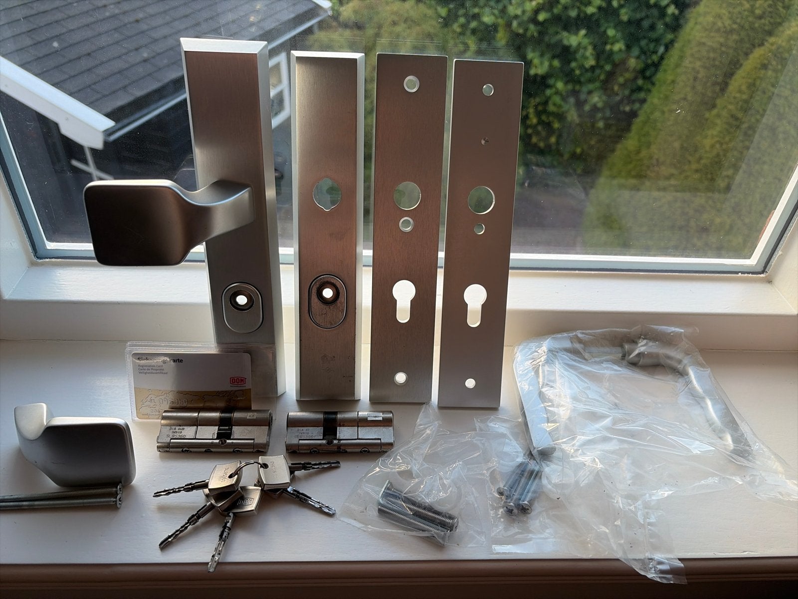 Deurbeslag set met sleutels en scharnieren, Ophalen of Verzenden, Gebruikt, Rvs, Klink of Kruk