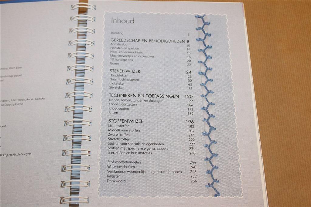 De Naaigids — Naaitechnieken Klassiek tot Modern, 256p, Boeken, Ophalen of Verzenden, Gelezen, Overige onderwerpen
