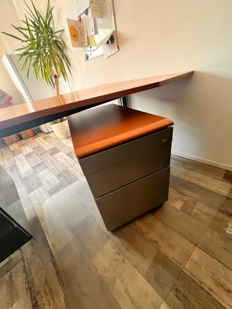 Complete Ahrend kantoorset: bureau, stoel, kasten, Zakelijke goederen, Kantoor en Winkelinrichting | Kantoormeubilair en Inrichting