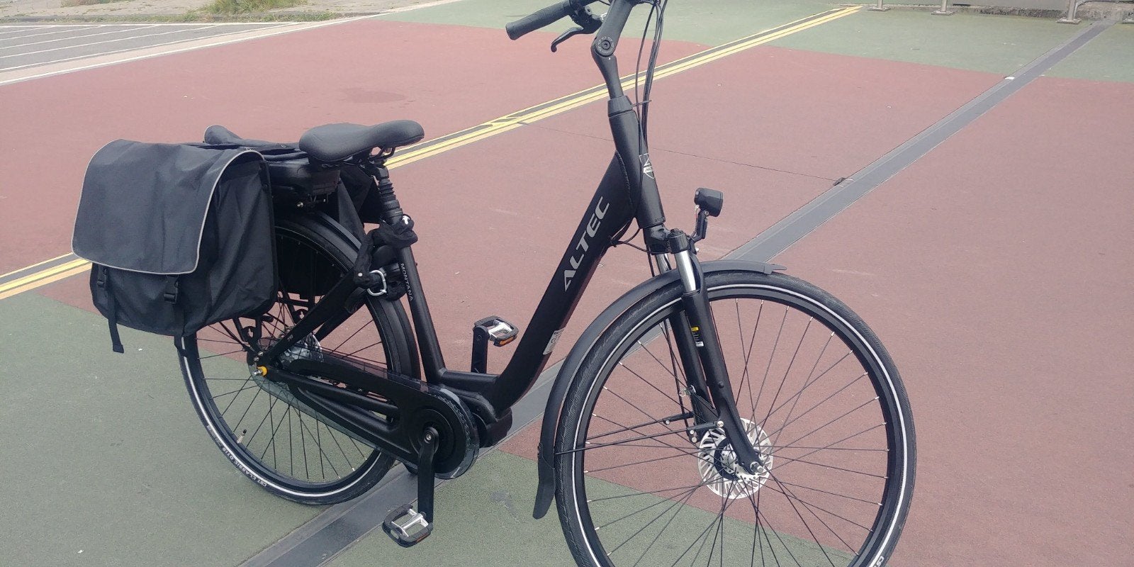 Altec E-bike met fietstassen - Zo goed als nieuw, Gebruikt, 51 tot 55 cm, 30 tot 50 km per accu, Ophalen