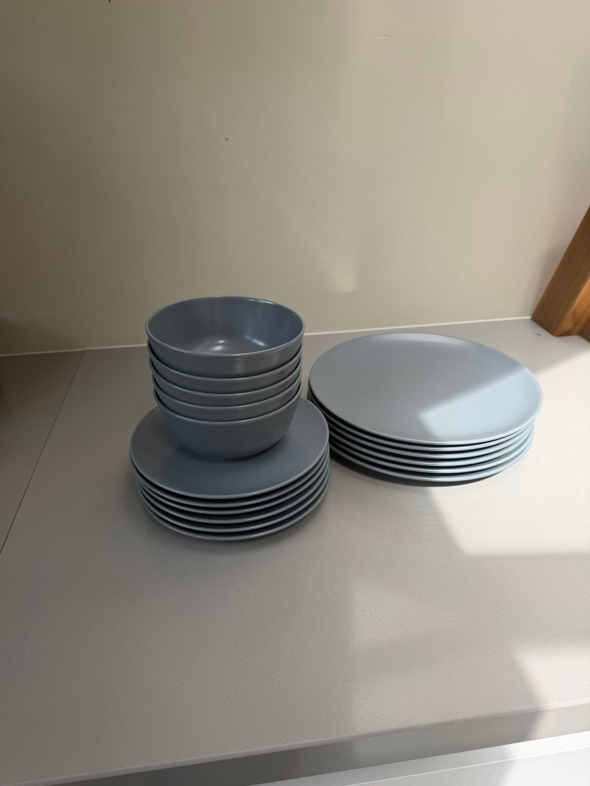 Grijs ikea servies - gratis, Huis en Inrichting, Keuken | Servies, Ophalen, Gebruikt, Bord(en), Overige stijlen