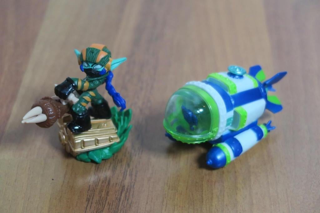 2 Skylanders SuperChargers figuren poppetje / voertuig, Spelcomputers en Games, Games | Nintendo Wii, Avontuur en Actie, 1 speler