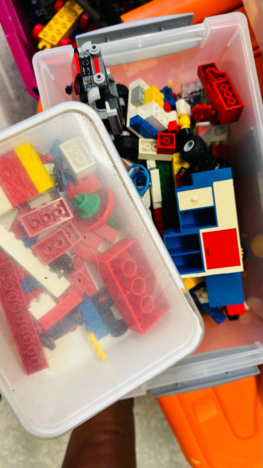 Grote bak vol diverse LEGO bouwstenen, Inclusief minifiguren, Gebruikt, Lego, Ophalen of Verzenden