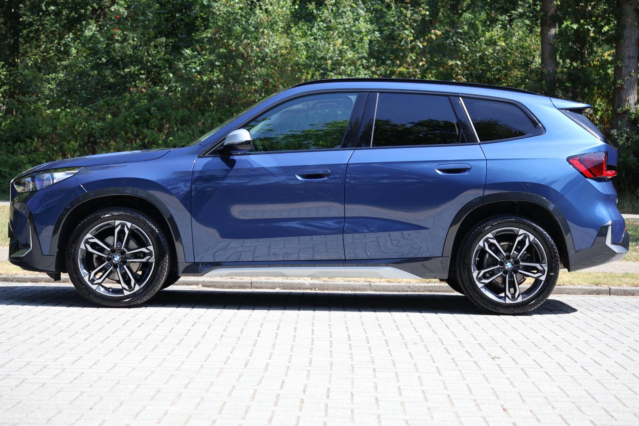 BMW X1 sDrive18i Elektrische trekhaak, Adaptieve LED, Stuurw, Gebruikt, Euro 6, Blauw, Bedrijf