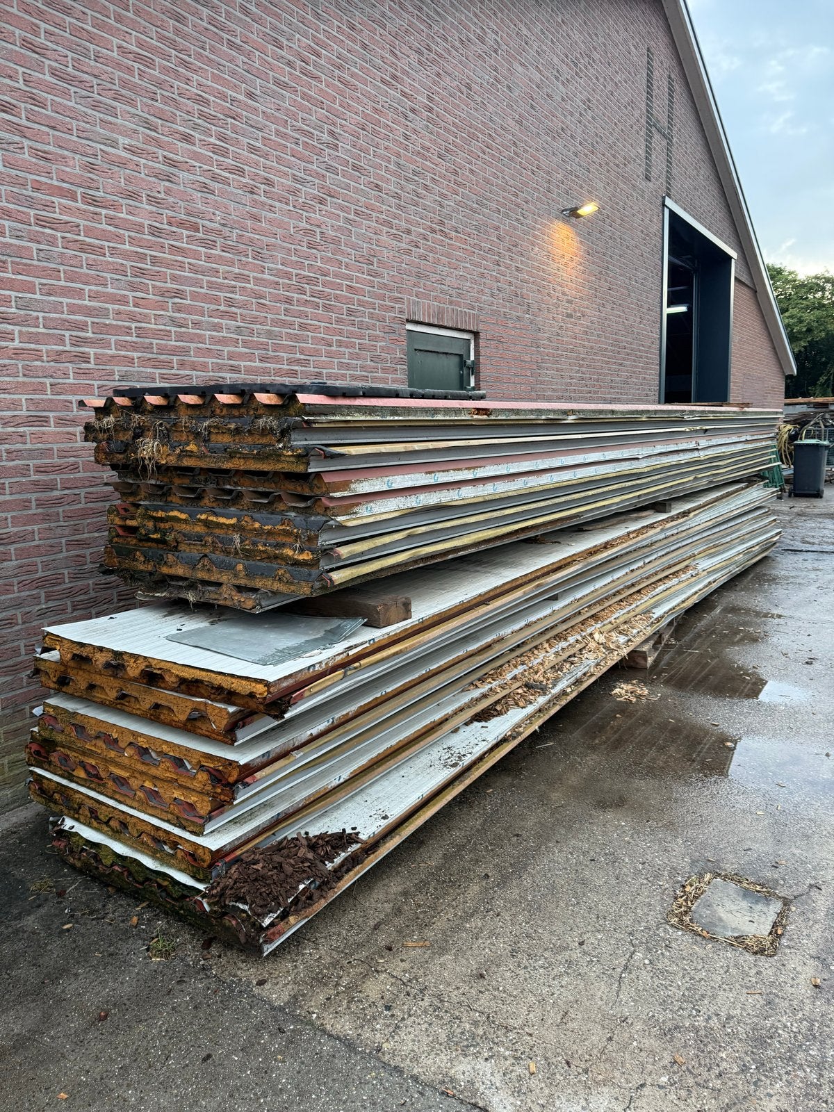 Partij sandwichpanelen 8,5m en 4m lang, Ophalen, Gebruikt, Hardschuim (Pir), 15 m² of meer