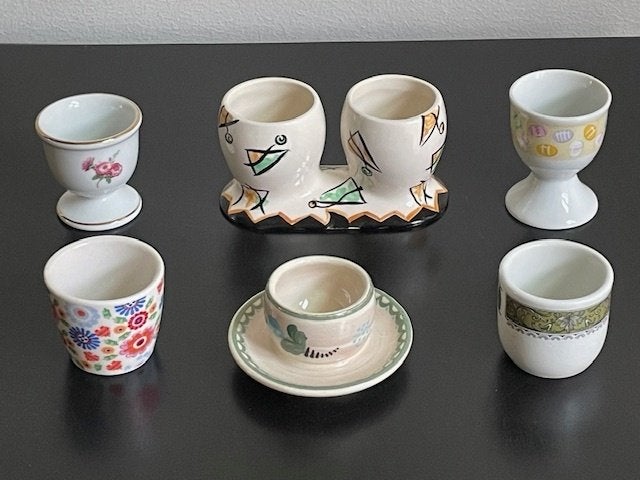 6 eierdoppen, 1 dubbele. Lente, eieren, bloemen. Porselein, Ophalen of Verzenden