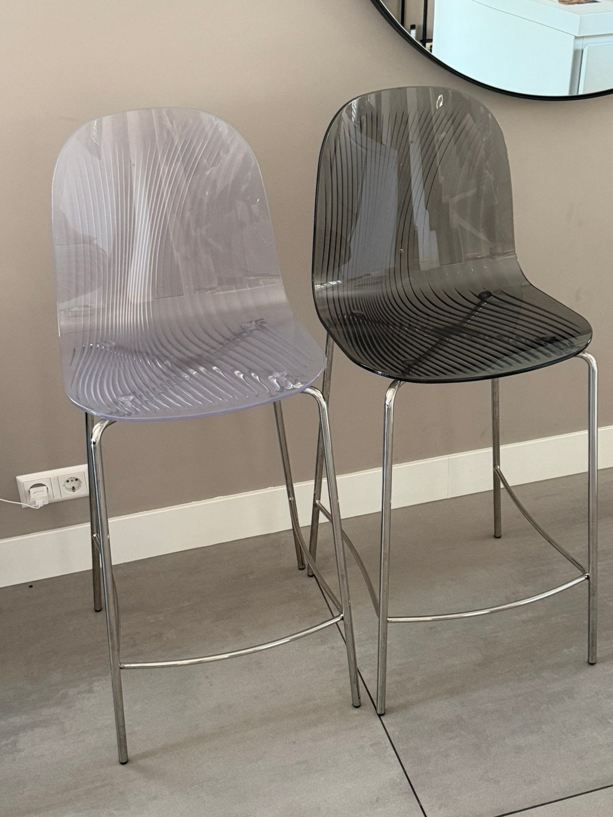Set van 2 barkrukken - Grijs en Transparant met rugleuning, Huis en Inrichting, Barkrukken, Gebruikt, 60 tot 90 cm, Kunststof